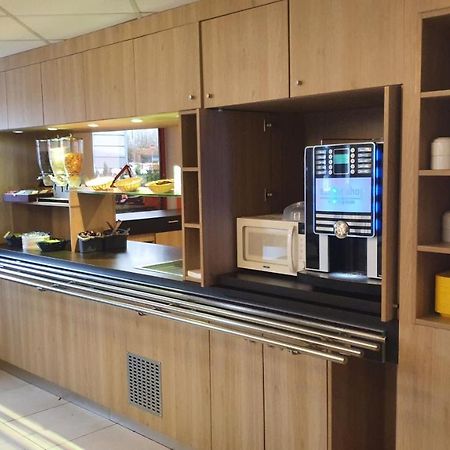 Welcomotel Coignieres Bagian luar foto