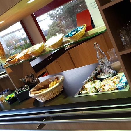 Welcomotel Coignieres Bagian luar foto