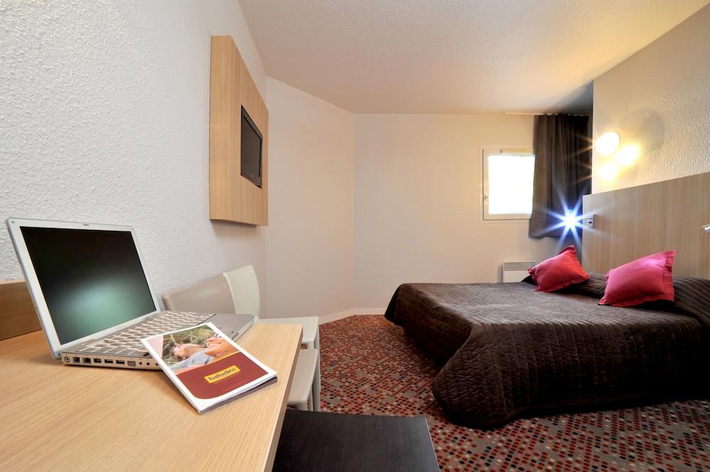 Welcomotel Coignieres Bagian luar foto