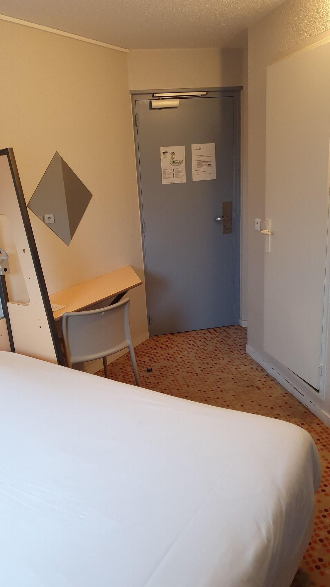 Welcomotel Coignieres Bagian luar foto