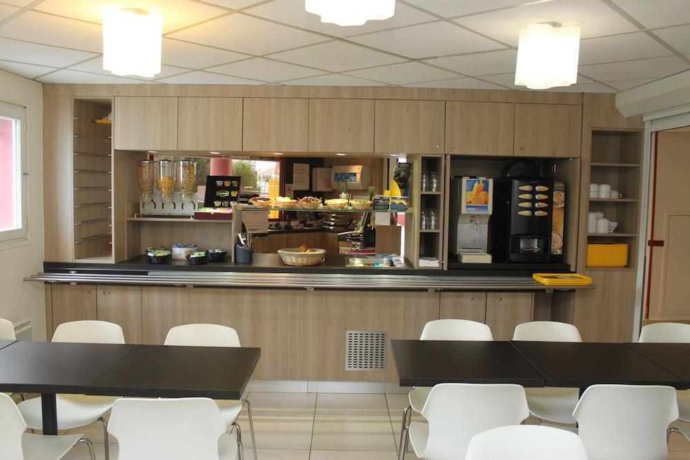 Welcomotel Coignieres Bagian luar foto