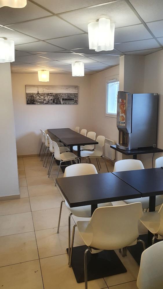 Welcomotel Coignieres Bagian luar foto