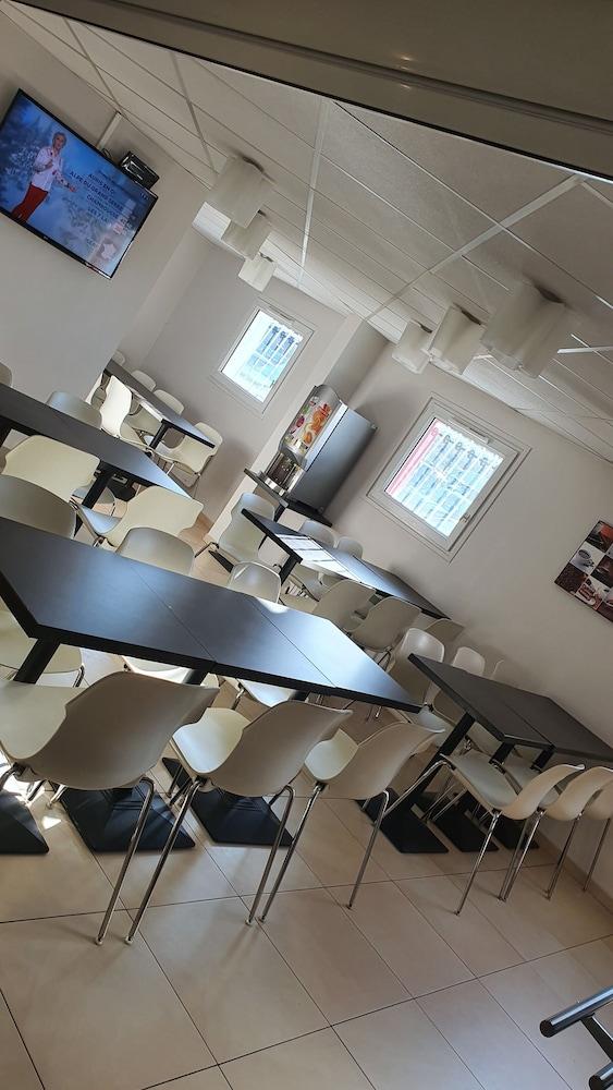 Welcomotel Coignieres Bagian luar foto