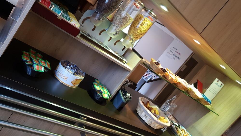 Welcomotel Coignieres Bagian luar foto