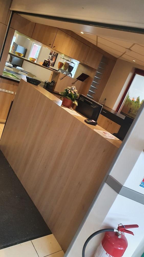Welcomotel Coignieres Bagian luar foto