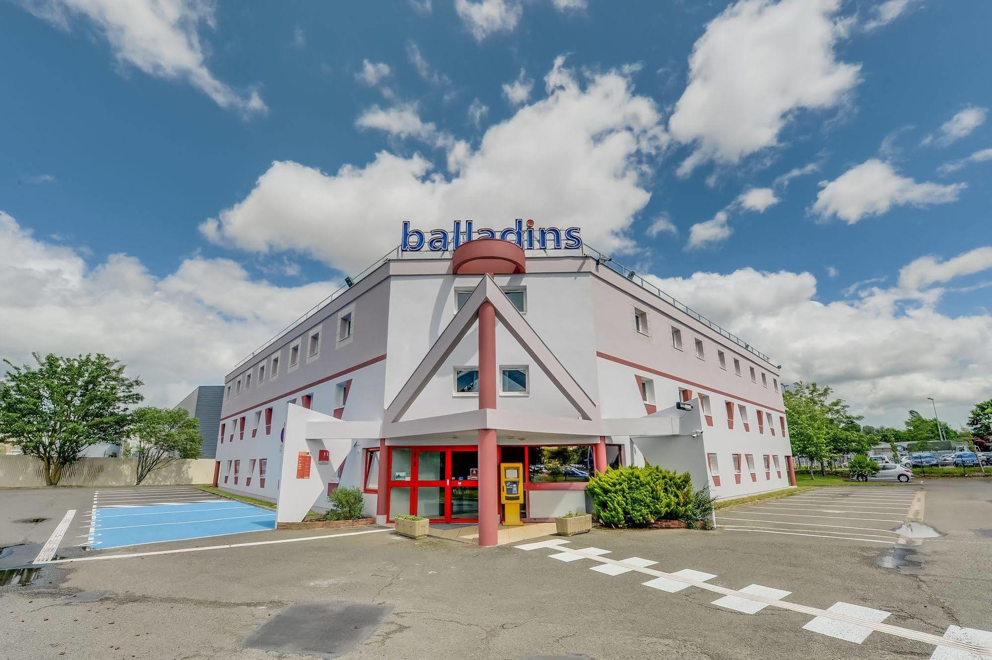 Welcomotel Coignieres Bagian luar foto
