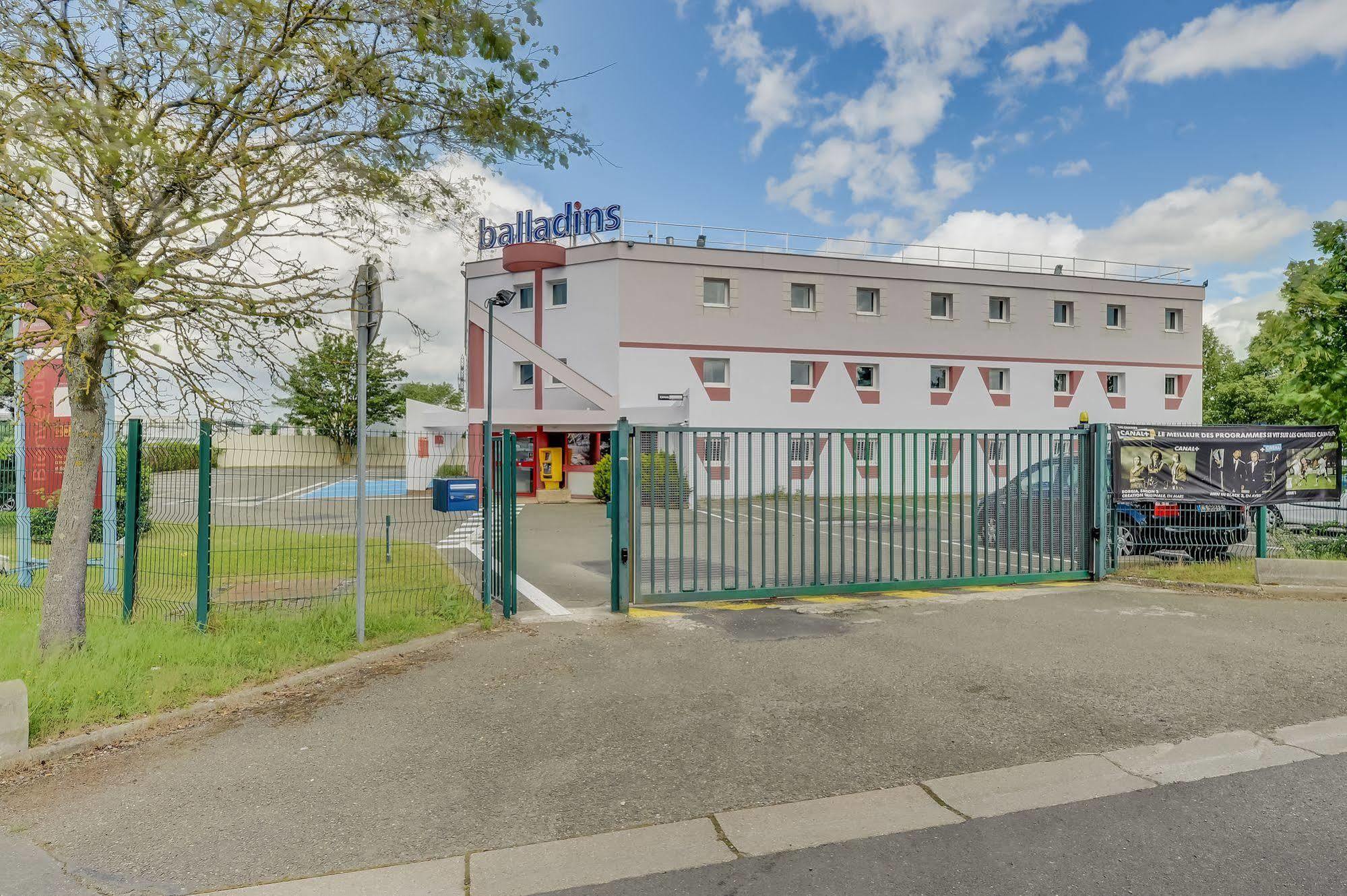 Welcomotel Coignieres Bagian luar foto