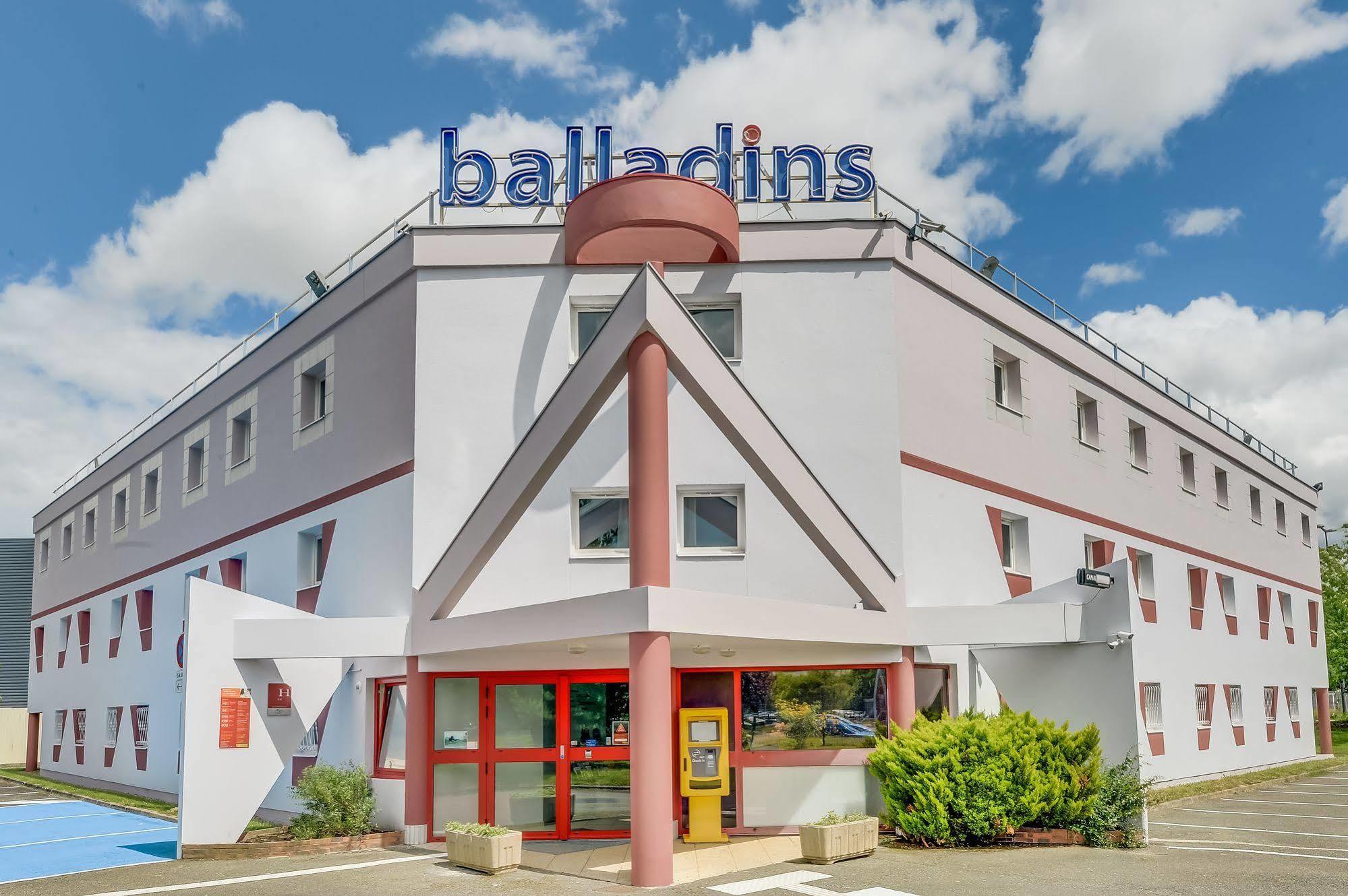 Welcomotel Coignieres Bagian luar foto