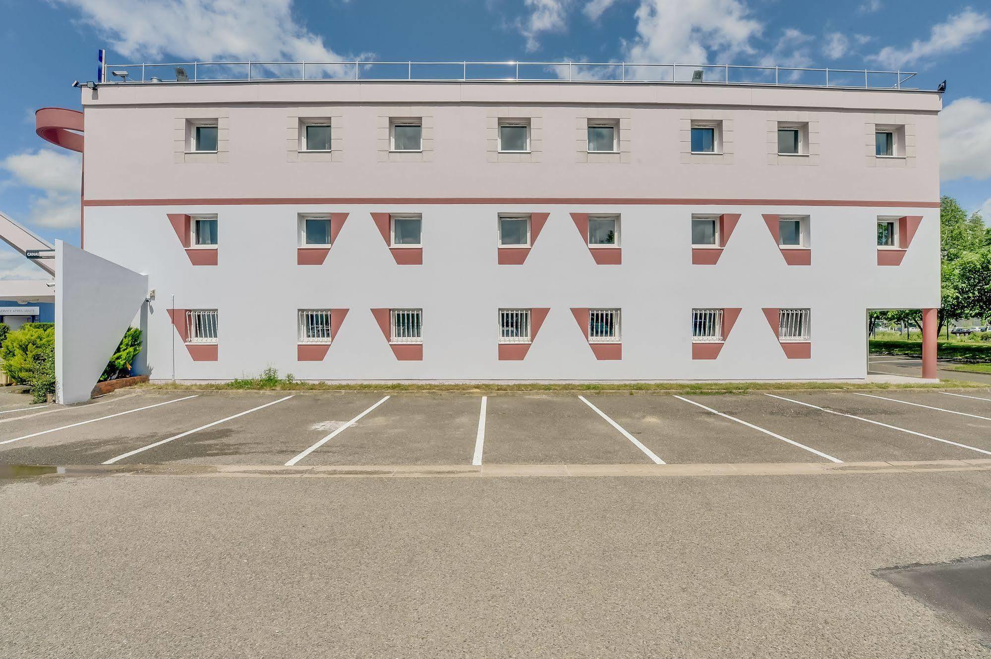 Welcomotel Coignieres Bagian luar foto