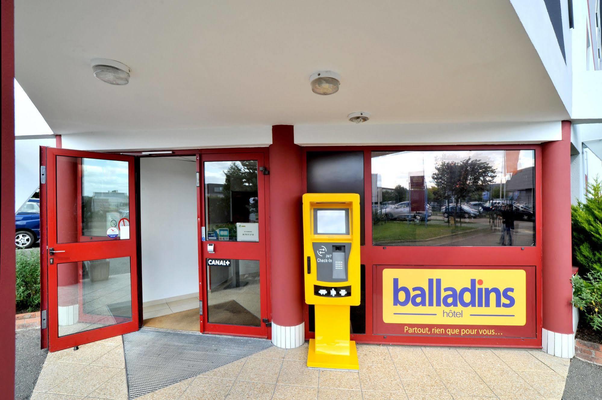 Welcomotel Coignieres Bagian luar foto