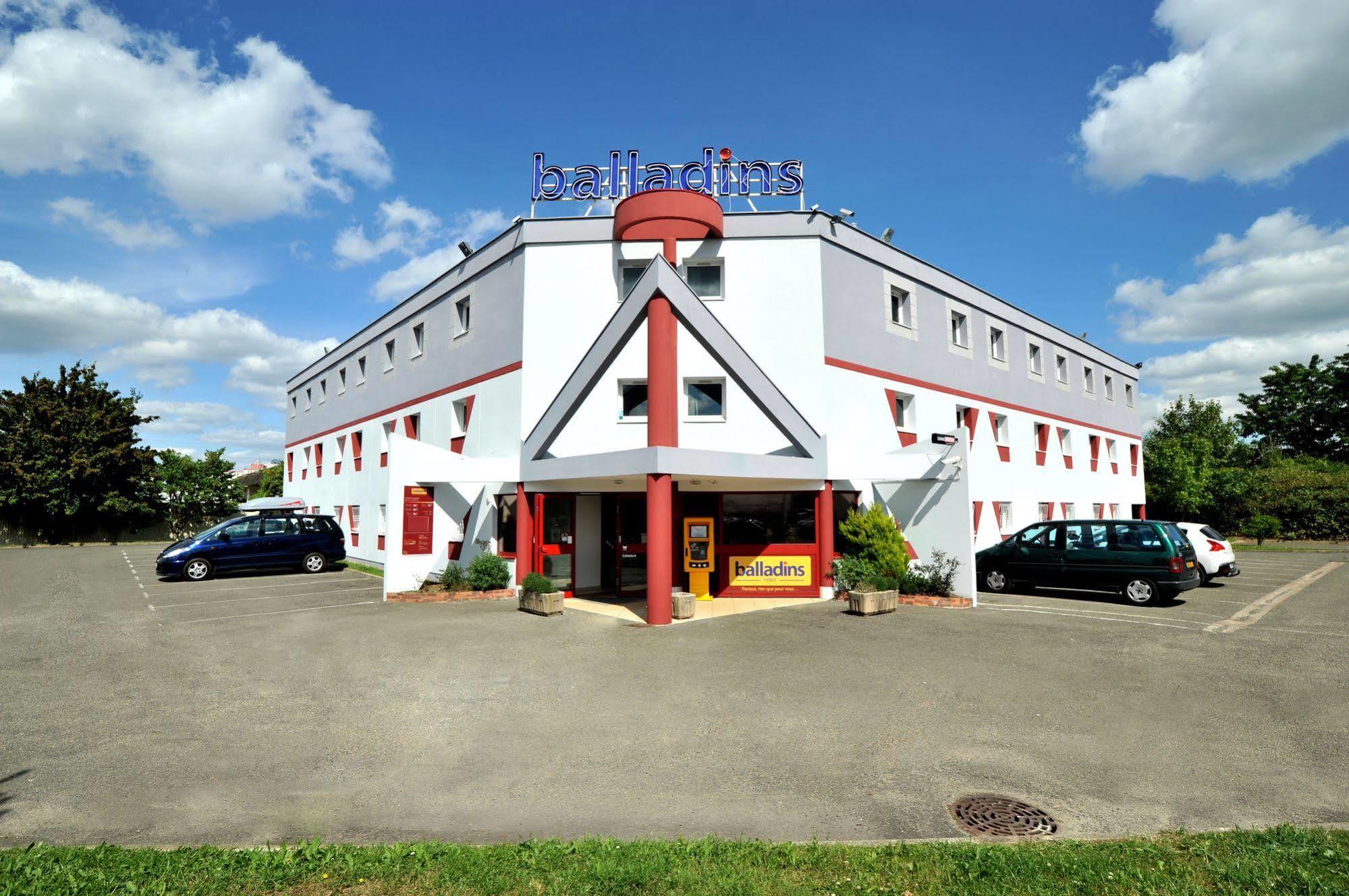 Welcomotel Coignieres Bagian luar foto
