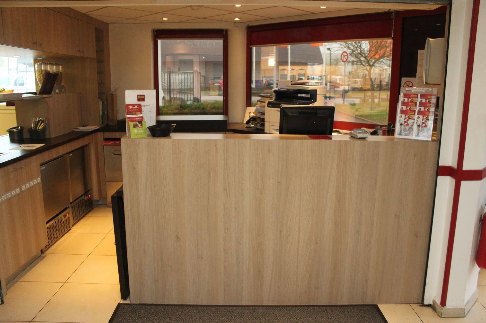 Welcomotel Coignieres Bagian luar foto