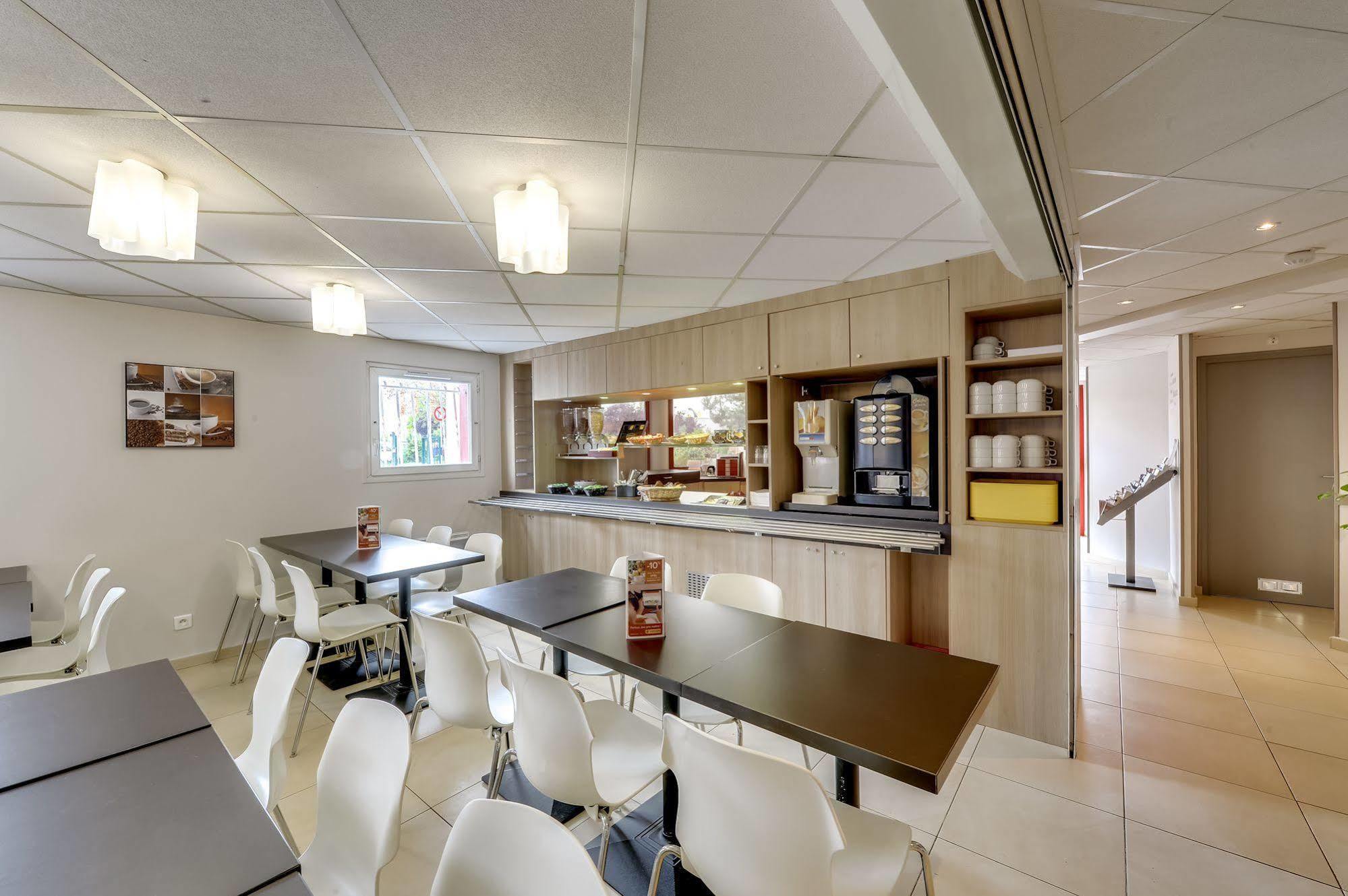 Welcomotel Coignieres Bagian luar foto