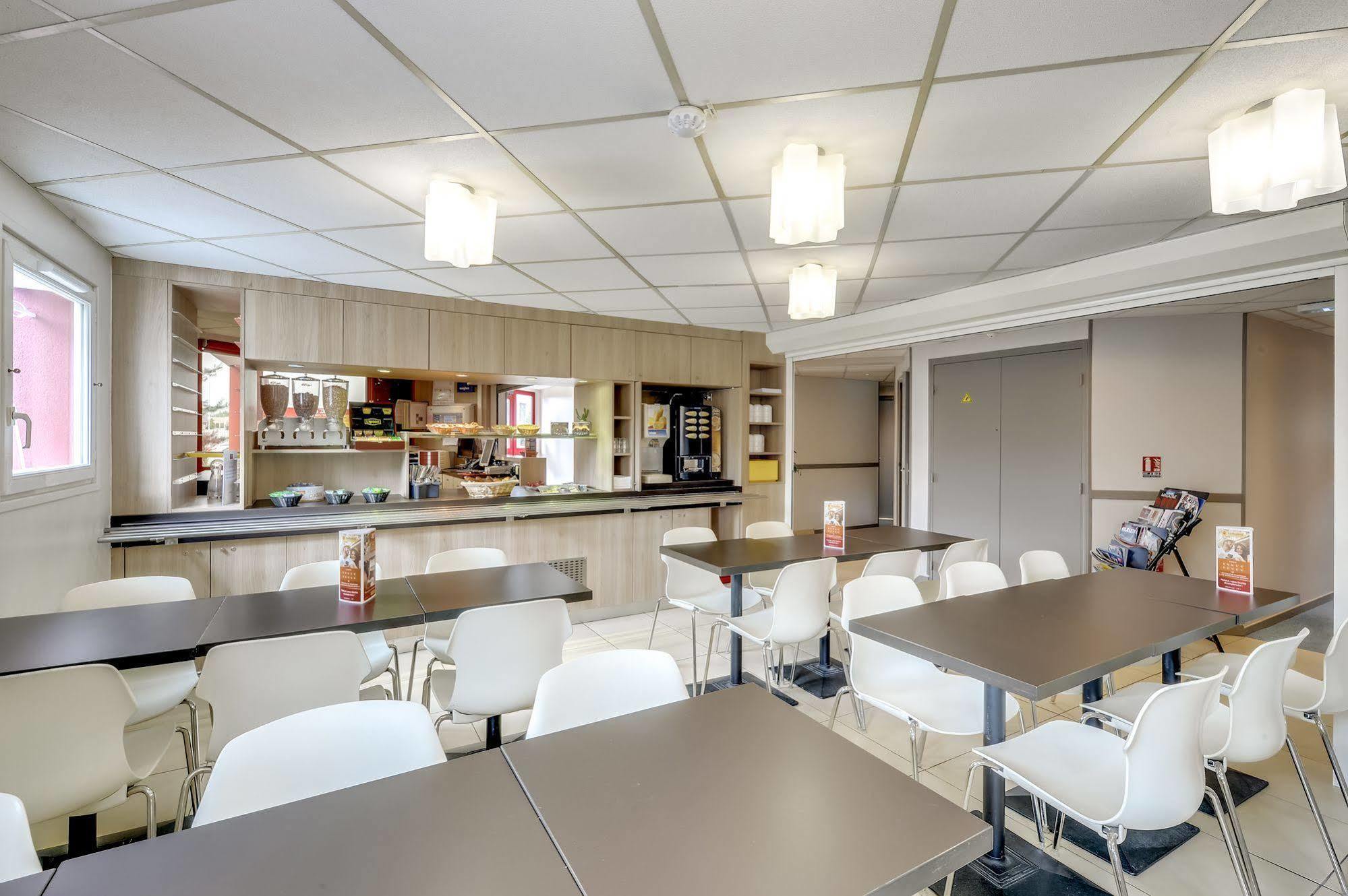 Welcomotel Coignieres Bagian luar foto