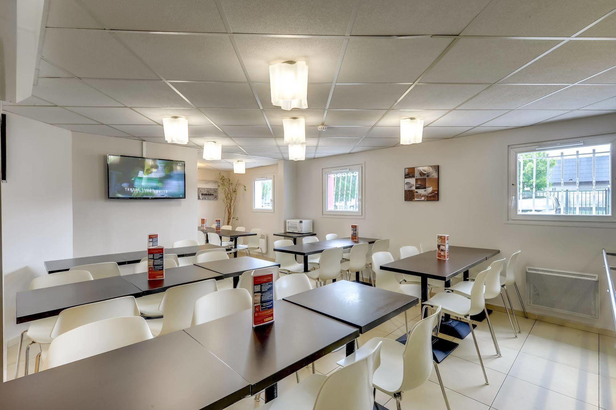 Welcomotel Coignieres Bagian luar foto