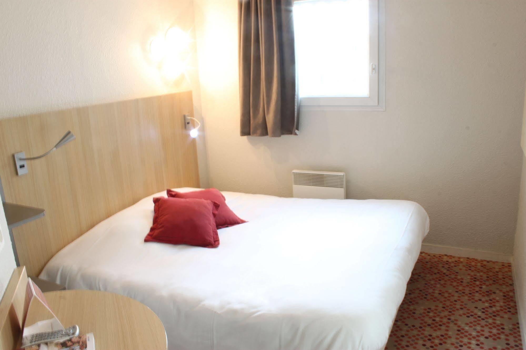 Welcomotel Coignieres Bagian luar foto