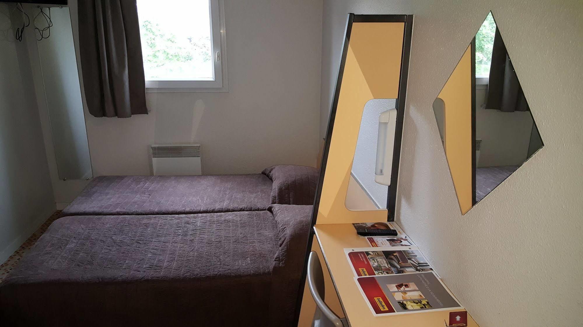 Welcomotel Coignieres Bagian luar foto