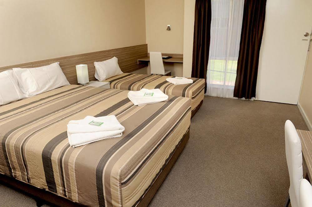 Welcomotel Coignieres Bagian luar foto