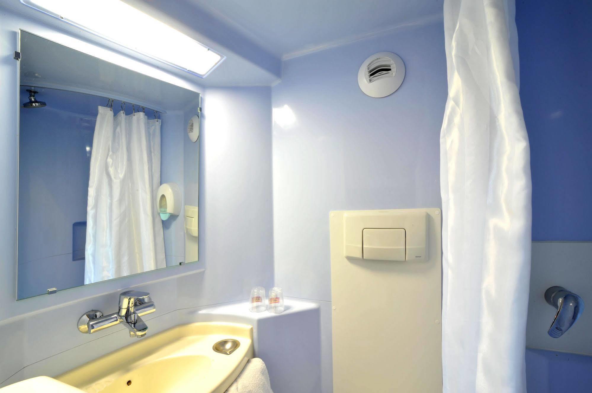 Welcomotel Coignieres Bagian luar foto