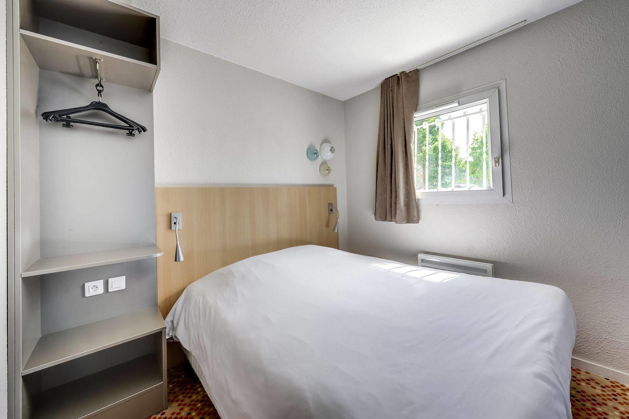 Welcomotel Coignieres Bagian luar foto