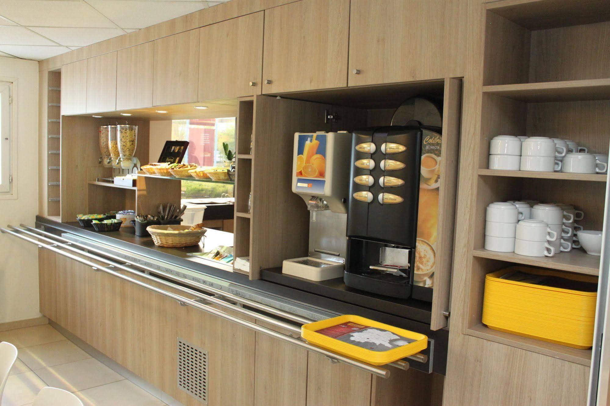 Welcomotel Coignieres Bagian luar foto