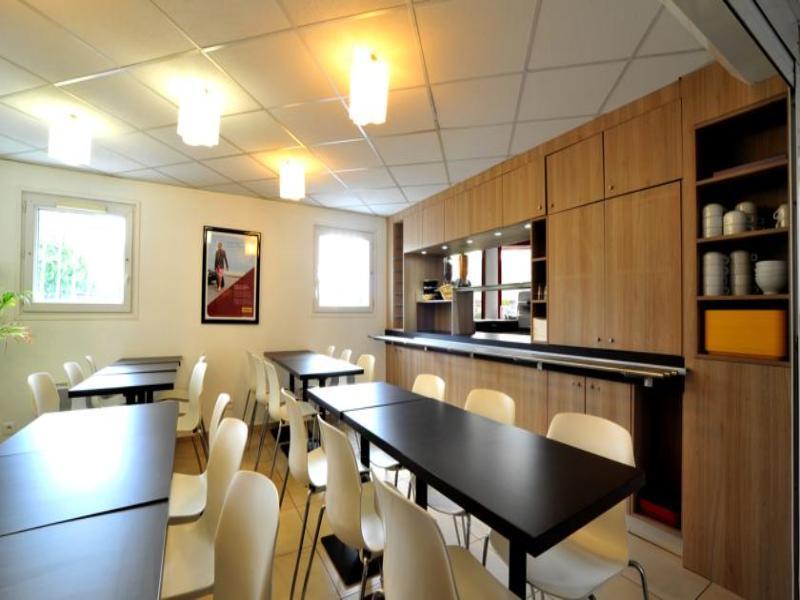 Welcomotel Coignieres Bagian luar foto