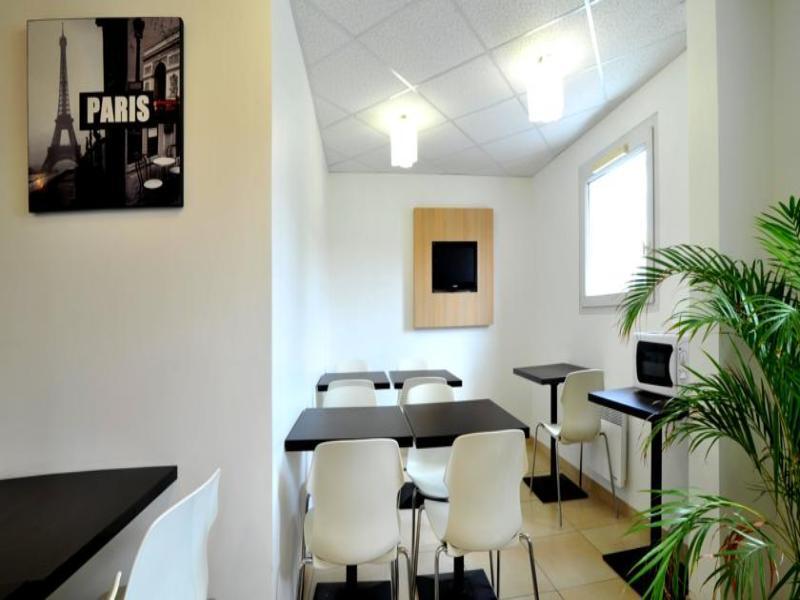 Welcomotel Coignieres Bagian luar foto