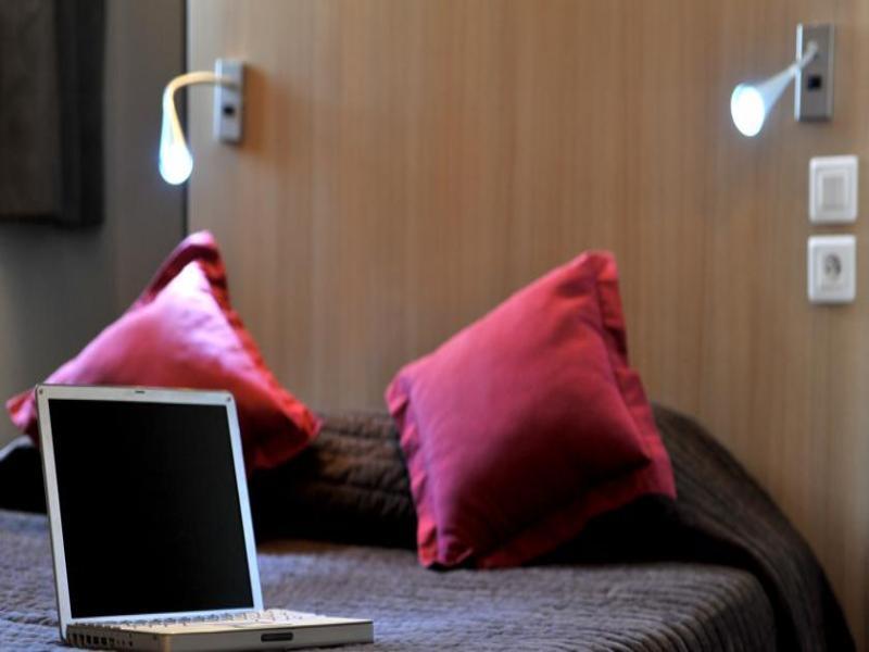 Welcomotel Coignieres Bagian luar foto